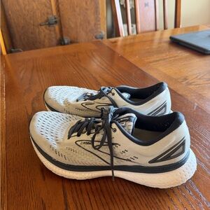 Women’s Brook’s Glycerin 19 Running Shoes - Light Gray with Black Accents